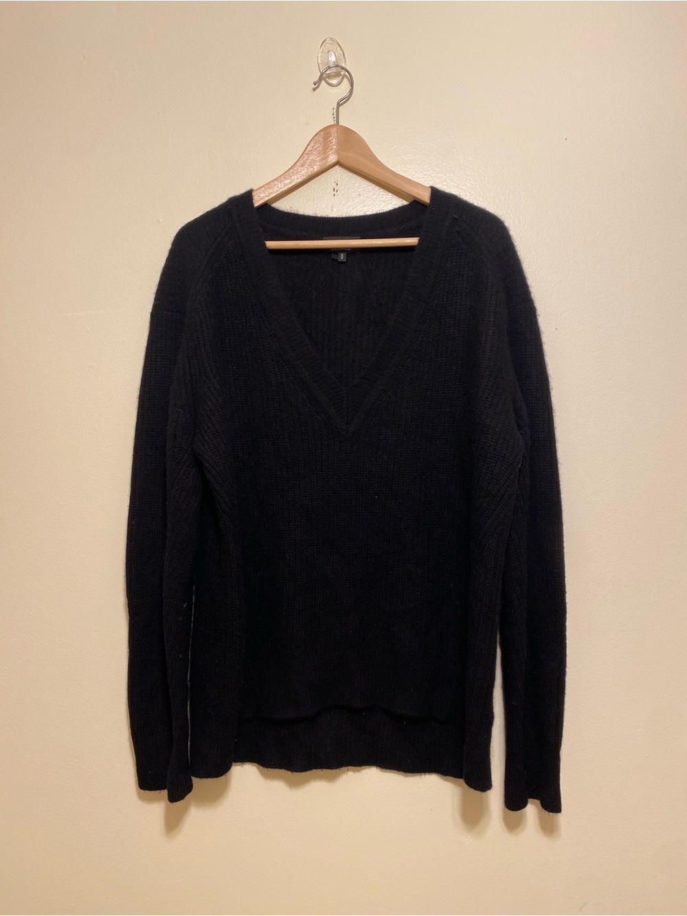 rag & bone Men's Black V-Neck Cashmere Blend Sweater. Size M